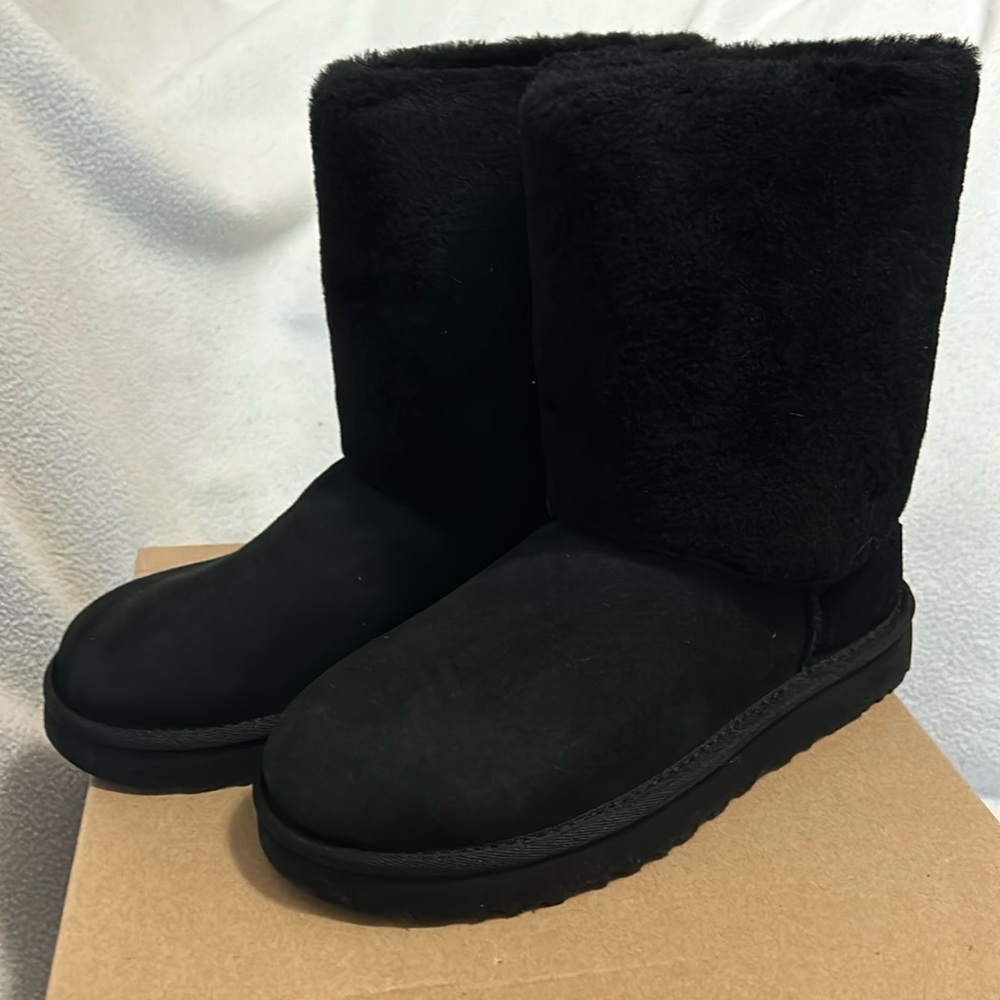 Brand New in Box UGG Classic Short II Sherpa Cuff Boots Black Women Size 7